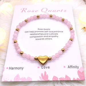 Rosenquarz Perlenarmband 4mm mit Messingherz und Messingperlen - Hochwertiges Edelsteinarmband handgefertigt mit Edelsteinkarte