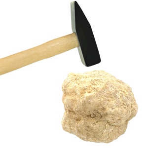 Op de afbeelding: Een hamer met een houten handvat en zwarte kop is gepositioneerd boven een lichtbruine rots. De hamer is naar beneden gericht, alsof hij op de rots gaat slaan. De achtergrond is wit.
