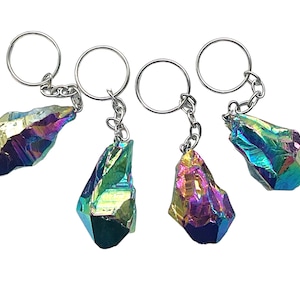 Peut inclure: Quatre porte-clés en cristal arc-en-ciel iridescent avec des anneaux de clés argentés. Chaque porte-clés présente une forme de cristal unique.