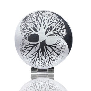 Echte Selenit Ladeplatte mit Gravur "Yin-Yang und Baum des Lebens" Schwarz-weiß - poliert - Ø 10 cm - mit kleinem Acrylständer - Reinigung