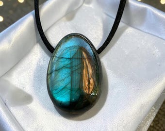 Labradorit Tropfenanhänger – Naturstein Kette mit 80 cm Band – ca. 30 x 20 mm – Echter Labradorit Schmuck – AAA-Qualität aus Madagaskar