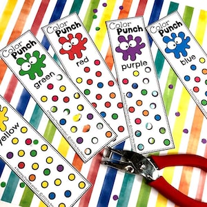 Puede incluir: Cinco tarjetas de perforación de colores con un monstruo de dibujos animados en cada tarjeta. Las tarjetas están etiquetadas como "Color Punch" y tienen los colores amarillo, verde, rojo, morado y azul. Cada tarjeta tiene una cuadrícula de círculos del color correspondiente.