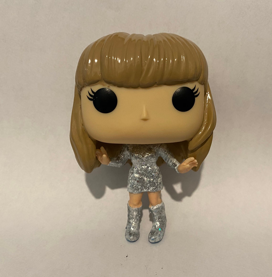 Made a custom fearless pop to add to my taylor swift pop collection. Funko  missing out on a huge bag by not making these. : r/funkopop