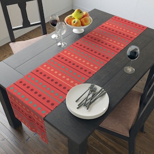 Stylish & Beautiful Vintage Pattern Table Runner - A Timeless Dining Experience