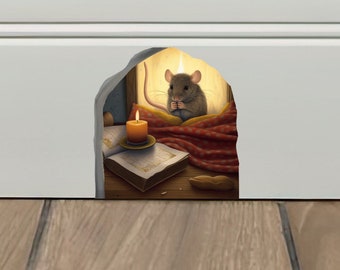 Könnte beinhalten: Eine Maus sitzt in einer gemütlichen Nische mit einer brennenden Kerze und einem Buch. Die Szene ist in 3D dargestellt, so als ob die Maus aus einer Wand lugt.
