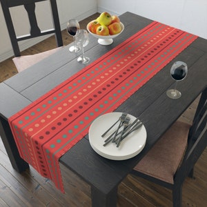 Stylish & Beautiful Vintage Pattern Table Runner - A Timeless Dining Experience