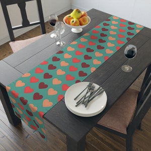 Stylish & Beautiful Vintage Pattern Table Runner - A Timeless Dining Experience