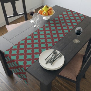 Stylish & Beautiful Vintage Pattern Table Runner - A Timeless Dining Experience