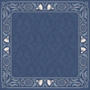 Puede incluir: Un fondo azul marino cuadrado con un patrón repetitivo de hojas de damasco. El borde está decorado con una disposición simétrica de raquetas de bádminton y volantes blancos intercalados con frondas de helecho azul claro y pequeñas bayas.