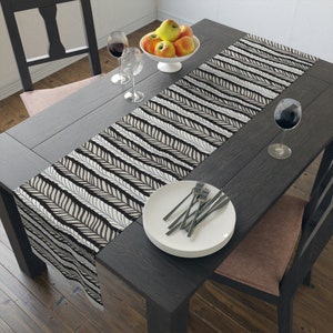 Elegant & Modern Abstract Pattern Table Runner - A Stylish Black and White Accessory for Your Home