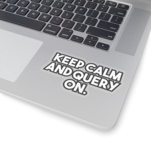 Puede incluir: Una pegatina blanca con el texto "KEEP CALM AND QUERY ON" en negrita, fuente sans-serif, colocada en un portátil plateado. La pegatina tiene un contorno negro y el teclado del portátil es visible.