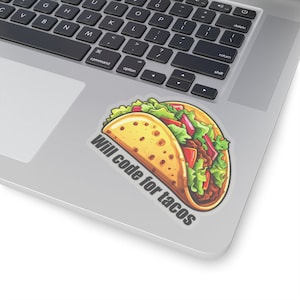 Può includere: Un adesivo con un'illustrazione di un taco in stile cartone animato con la scritta "Will code for tacos" sotto.