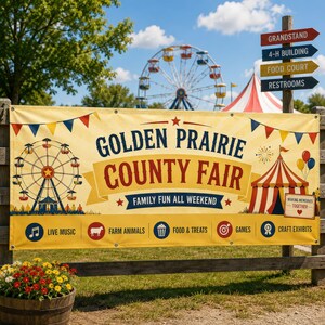 Könnte beinhalten: Ein gelbes rechteckiges Banner für die Golden Prairie County Fair mit einer Grafik von Riesenrad und Zirkuszelt, mit dem Text Golden Prairie County Fair, Family Fun All Weekend sowie Symbolen für Musik, Tiere, Essen, Spiele und Ausstellungen.