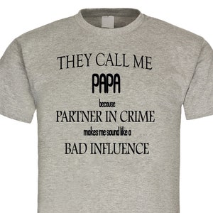 Puede incluir: Camiseta gris con texto negro que dice "Me llaman Papa porque cómplice en el crimen me hace sonar como una mala influencia."