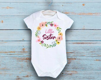 Kleine Schwester Onesie®, Personalisiertes Baby Mädchen Onesie®, Blumenkranz Baby Kleidung, Mädchen Body, Kleinkind Sommer Shirt, Blumen Baby Outfit