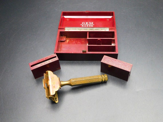Little double edge razor blade sharpener in Bakeltie box 