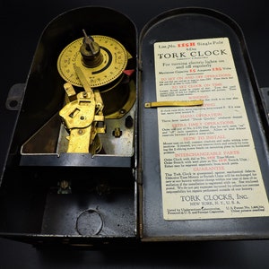 Horloge Tork en laiton vintage avec interrupteur horaire de 8 jours ~ Ambiance Steampunk ~ Récupération industrielle ~ Design industriel ~ Chronométrage