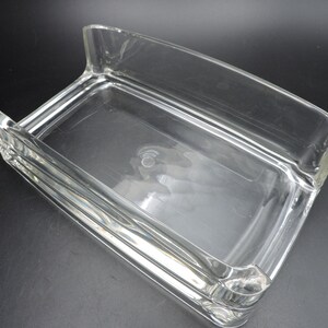 Op de afbeelding: Een rechthoekige tissueboxhouder van helder glas met een gelaagd ontwerp.