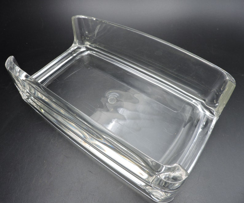 Op de afbeelding: Een rechthoekige tissueboxhouder van helder glas met een gelaagd ontwerp.