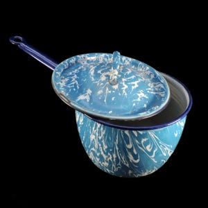 Vintage Drippy Blue 3 Quart Enamelware Pot with Lid ~ Farmhouse Kitchen Display