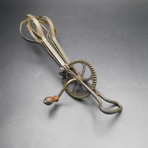 Vintage Hand Mixer ~ Antique Hand Mixer ~ Old Hand Mixer ~ Vintage Egg Beater ~ Early Hand Mixer ~ Old Kitchen Tool ~ Farm House Mixer