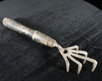 Vintage Gardening Tool ~ Antique Gardening Claw ~ Old 5 Tine Garden Tool ~ Early Wood Handled Gardeners Claw ~ Vintage Digging Tool ~ Gift
