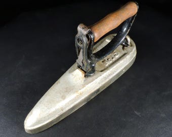 Vintage Sensible No. 5 Sad Iron with Detachable Wood Handle – Kitchen Americana Display