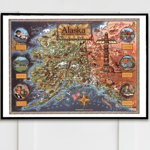 Puede incluir: Un mapa vintage enmarcado de Alaska, titulado "Alaska Far North Frontier". El mapa presenta ilustraciones de vida silvestre, puntos de referencia y figuras históricas. El mapa está enmarcado en un borde negro y cuelga de una pared blanca.