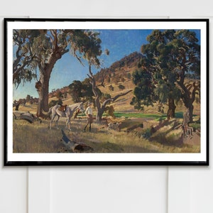 Op de afbeelding: Een ingelijst schilderij dat een landelijk landschap met een wit paard en een ruiter afbeeldt. De scène speelt zich af in een vallei met glooiende heuvels en bomen op de achtergrond. Het paard staat op de voorgrond, met de ruiter op zijn rug. Het schilderij is gemaakt in een realistische stijl, met de nadruk op detail en licht.