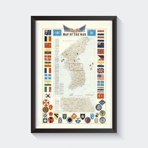 Könnte beinhalten: Eine Vintage-Karte des Koreakriegs mit Flaggen der teilnehmenden Länder, darunter die Vereinigten Staaten, Südkorea, Nordkorea, China und die Sowjetunion. Die Karte zeigt die Frontlinien und wichtige Orte des Krieges. Der Titel der Karte lautet "Stars and Stripes Map of the War".