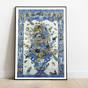Könnte beinhalten: Ein gerahmter Druck eines Vintage-Fliesenmusters mit einer blauen und weißen Vase, gefüllt mit bunten Blumen und Vögeln. Das Fliesenmuster ist von einem dekorativen Rand umgeben.