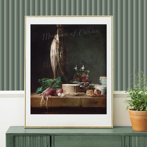 Könnte beinhalten: Ein Stillleben, das einen Holztisch mit einem Fisch, Gemüse, einem Käselaibe, einem silbernen Krug und anderen Gegenständen zeigt. Das Gemälde ist in einem goldenen Rahmen gefasst.