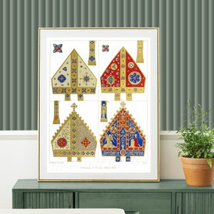 Może przedstawiać: Wizerunek z epoki wiktoriańskiej przedstawiający cztery różne rodzaje mitr, rodzaj nakrycia głowy noszonego przez biskupów i innych duchownych wysokiego szczebla. Mitry są ozdobione złotą haftem i klejnotami, a także różnymi kolorami, w tym czerwonym, niebieskim i złotym.