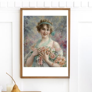 Puede incluir: Una pintura de una mujer con un vestido azul claro y rosa sosteniendo un ramo de rosas rosas. Lleva una diadema azul y tiene una suave sonrisa en su rostro. El fondo es una imagen borrosa de un jardín con flores rosas y moradas.