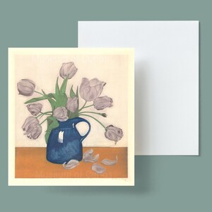 Digital, 1922, Tulipes en céramique bleue, eau-forte, Nature morte, TÉLÉCHARGEMENT INSTANTANÉ, Fleurs mauves en vase, Floral carré Conception de carte de vœux