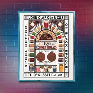 Puede incluir: Anuncio publicitario vintage para John Clark Jr. & Co's Best Six-Cord White, Black and Colored Threads. El anuncio presenta una colorida muestra de carretes de hilo dispuestos en un semicírculo con el nombre y el lema de la empresa. El anuncio también incluye el texto "Centennial Award. Philadelphia, 1876."