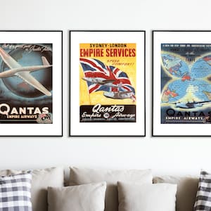 以下が含まれることがあります： カンタス・エンパイア航空のヴィンテージな旅行ポスター3枚。ポスターには、世界地図、地球儀の上を飛ぶ飛行機、ユニオンジャックの旗の上を飛ぶ飛行機が描かれています。ポスターのテキストには、「カンタス・エンパイア航空」、「シドニー-ロンドン帝国サービス」、「イギリスからシンガポールへのノンストップ航空便、インドへの大圏コース」とあります。