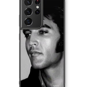 Peut inclure: Coque de téléphone noir et blanc avec un portrait d'Elvis Presley. La coque a un renflement de caméra noir avec une texture en fibre de carbone.