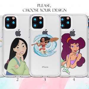 Puede incluir: Cinco fundas transparentes para iPhone con diferentes diseños de personajes de Disney. Las fundas presentan a Campanilla, Mulan, Moana, una princesa de cabello morado y Vanellope von Schweetz.