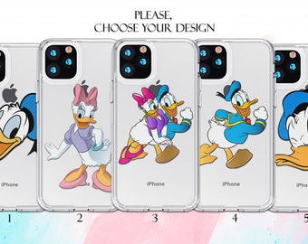 Puede incluir: Cinco fundas transparentes para teléfono con diferentes diseños de personajes de Disney. Las fundas presentan a Donald Duck y Daisy Duck en varias poses. El texto "iPhone" está impreso en la parte inferior de cada funda.