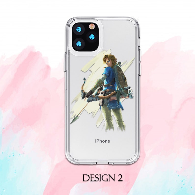 Pu&ograve; includere: Una custodia per telefono trasparente con un design di un personaggio di videogioco che tiene un arco e una freccia. Il personaggio indossa una tunica blu e pantaloni marroni. La custodia ha la scritta "iPhone" stampata sul retro.