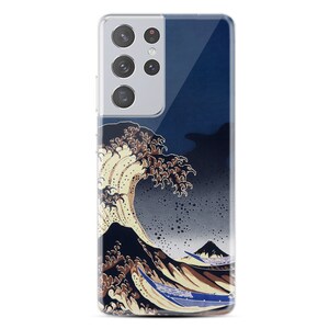 Puede incluir: Una funda transparente para tel&eacute;fono con un dise&ntilde;o de una gran ola rompiendo contra una monta&ntilde;a. La ola es marr&oacute;n y blanca, y la monta&ntilde;a es azul oscuro. La funda tiene una protuberancia de c&aacute;mara plateada con tres lentes.