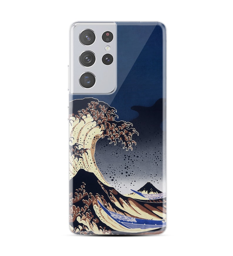 Puede incluir: Una funda transparente para tel&eacute;fono con un dise&ntilde;o de una gran ola rompiendo contra una monta&ntilde;a. La ola es marr&oacute;n y blanca, y la monta&ntilde;a es azul oscuro. La funda tiene una protuberancia de c&aacute;mara plateada con tres lentes.