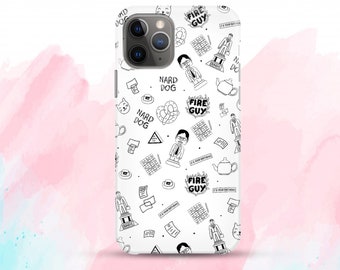 Könnte beinhalten: Weiße iPhone-Hülle mit einem schwarz-weißen Muster aus verschiedenen Figuren und Objekten aus der Fernsehserie "The Office". Das Muster enthält die Figuren "Fire Guy", "Nard Dog" und "Dwight Schrute".