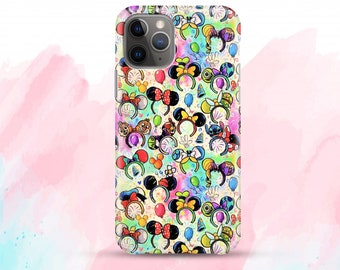Puede incluir: Una funda de teléfono colorida con un patrón de orejas de Mickey Mouse y otros personajes de Disney. La funda es blanca con un fondo similar a la acuarela.