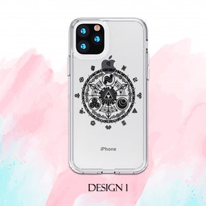 Pu&ograve; includere: Una custodia per telefono trasparente con un design nero a forma di cerchio con simboli e la parola "iPhone" stampata sul retro. La custodia &egrave; per un iPhone.