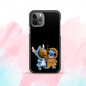Puede incluir: Carcasa negra para iPhone con una imagen de dibujos animados de Stitch y Groot, ambos vestidos con los trajes del otro. Stitch lleva un traje marrón de Groot y Groot lleva un traje azul de Stitch.