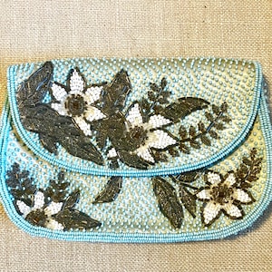 Bolso de mano vintage con cuentas en color azul bebé