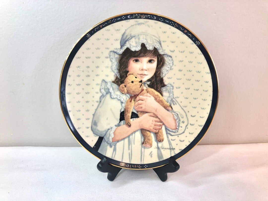 Vintage Decorative Collectible Porcelain Plate cristina, country Series