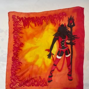 Könnte beinhalten: Ein roter und orangefarbener Seidenschal mit einer Silhouette einer Teufelsfrau, die einen Dreizack hält. Der Hintergrund ist ein Farbverlauf von Orange und Gelb mit einem roten Flammenrand.
